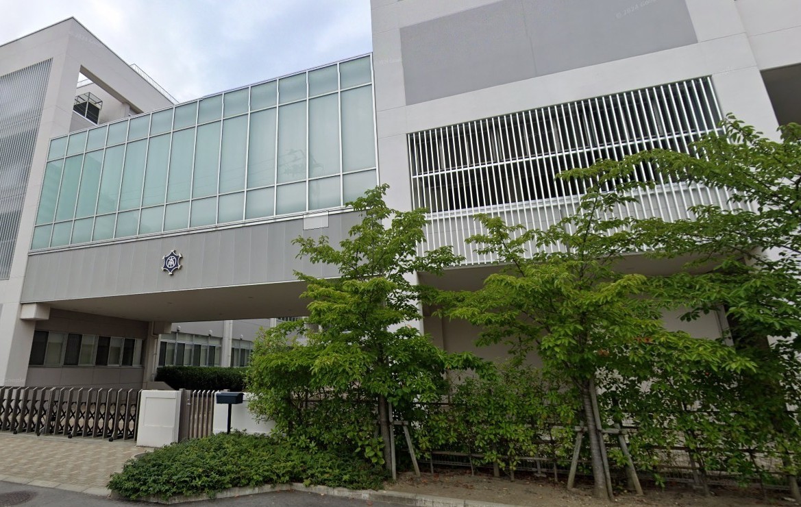 南万代小学校外観