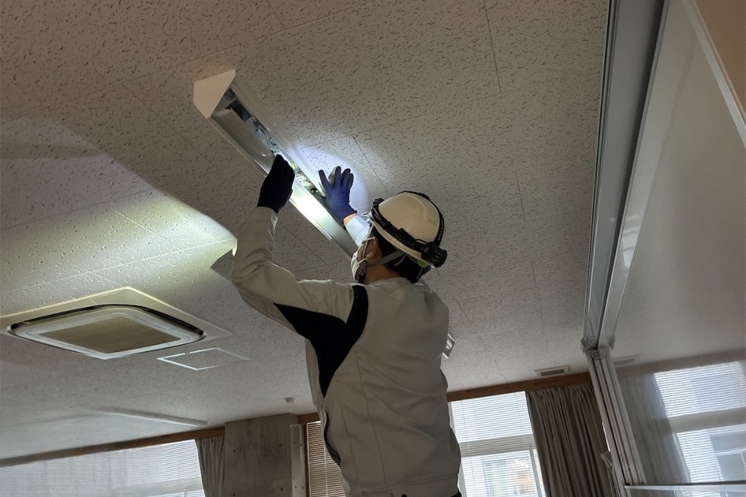 南万代小学校教室内施工風景