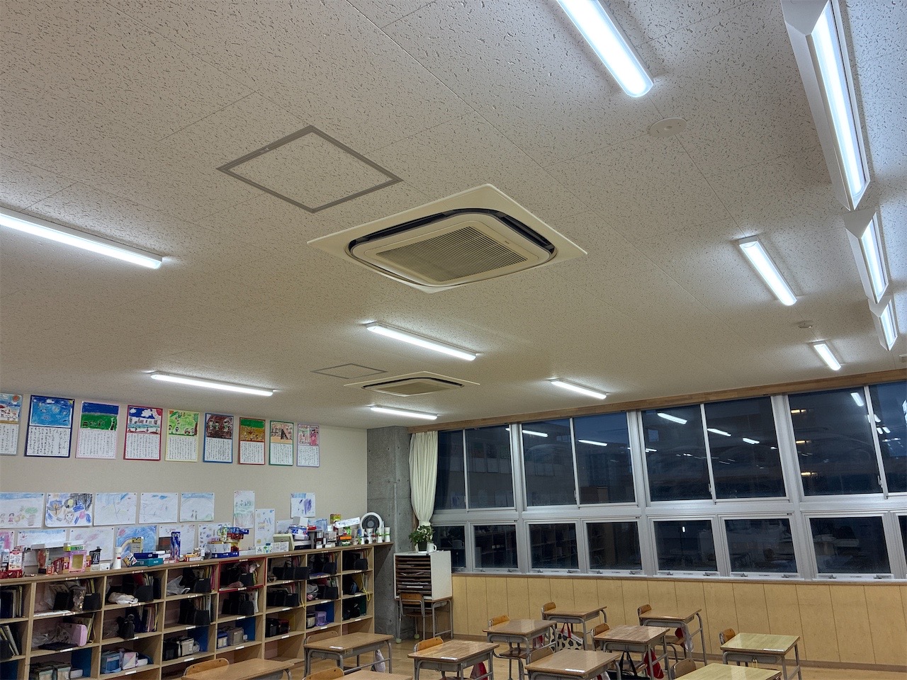 南万代小学校教室内